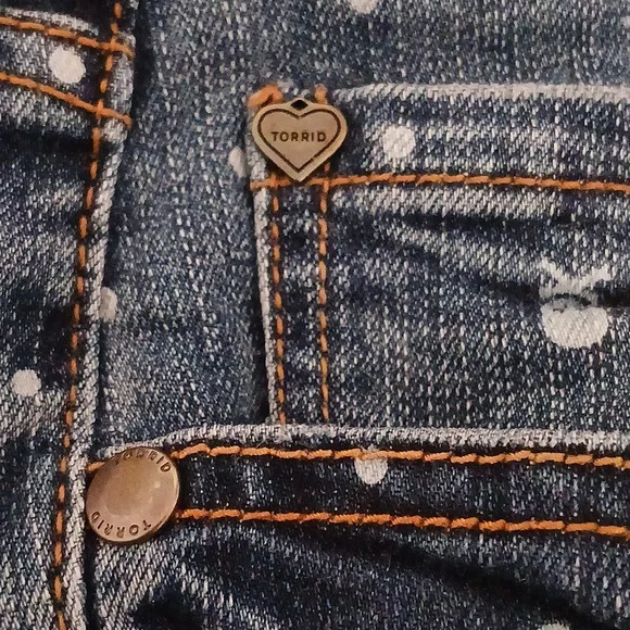 TORRID WOMEN'S SKULL POLKA DOTS  DISTRESSED BLUE DENIM JEANS SHORT. SIZE 16 - Picture 16 of 16